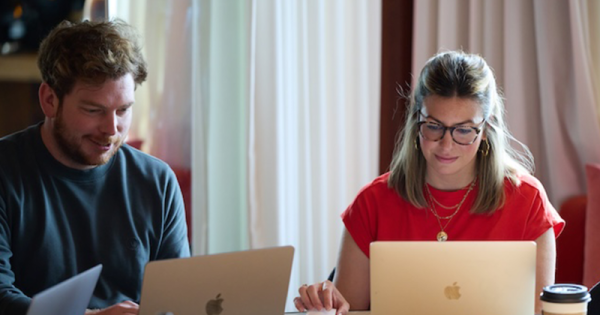 Сенсационный контент и amp; SEO-хранилища для повышения авторитета организации в поиске с помощью ИИ