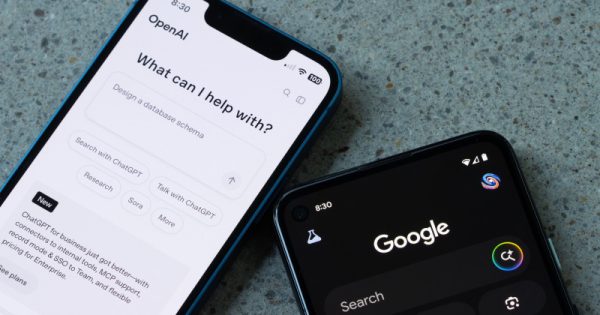 Люди не покидают Google ради ИИ. Они используют оба.